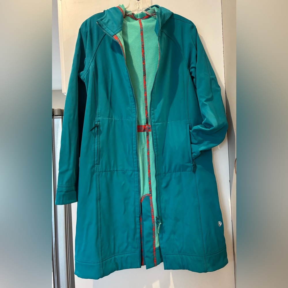 Lululemon Women's Teal Hooded Rain Jacket size 6-8 in as new condition!!